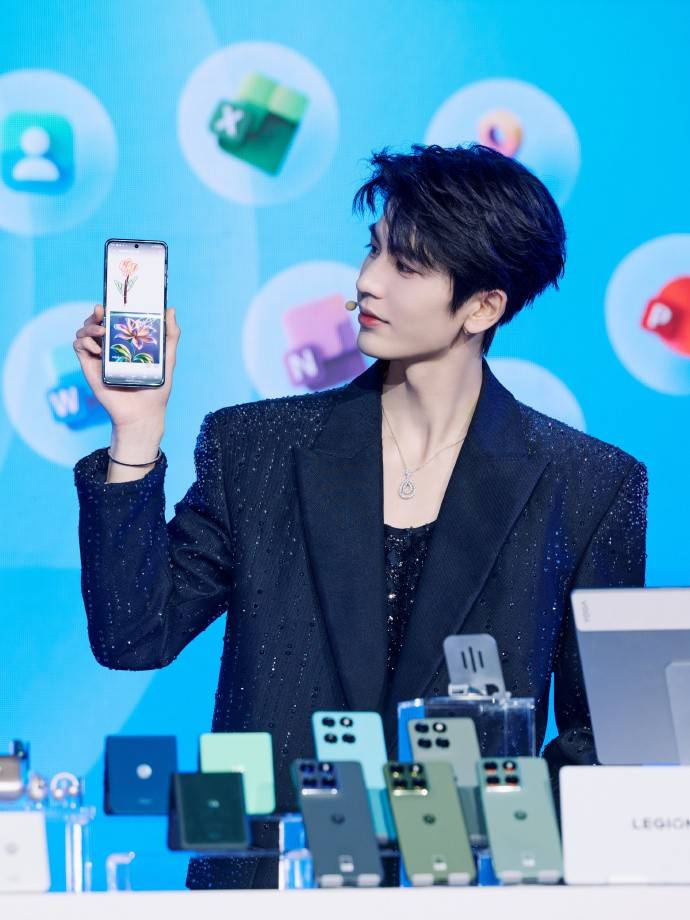 张凌赫发布联想moto X70 Air 