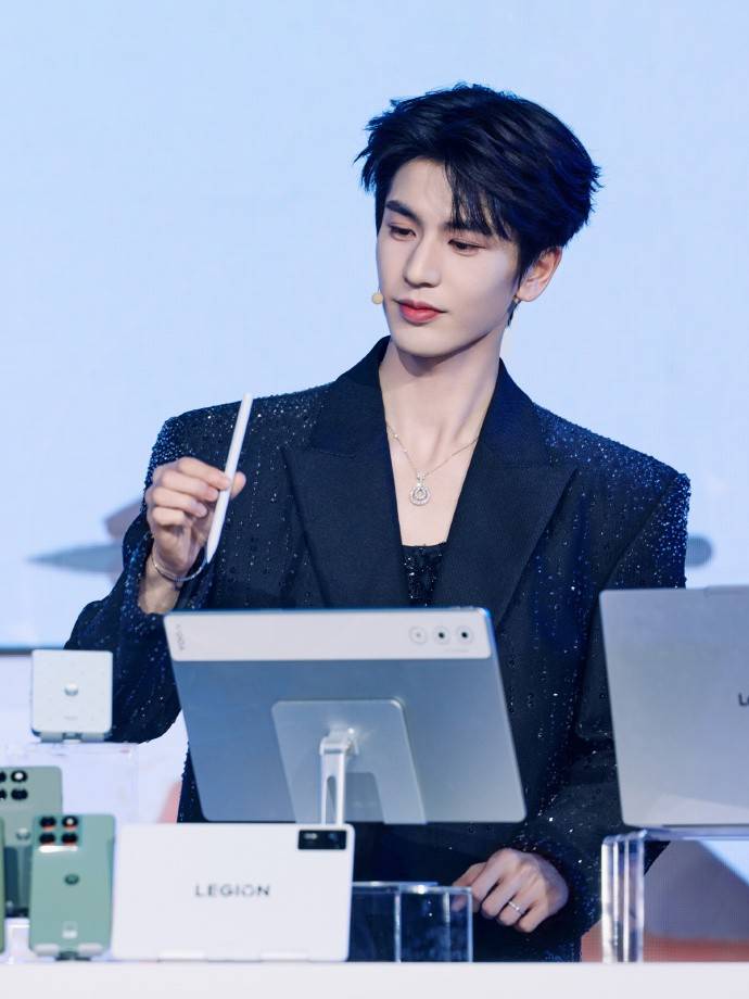 张凌赫发布联想moto X70 Air AI手机开元棋牌app联想重磅升级天禧AI一体多端携手(图2) 张凌赫发布联想moto X70 Air AI手机开元棋牌app联想重磅升级天禧AI一体多端携手(图2)